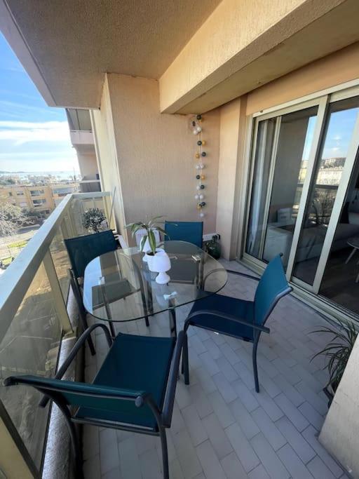 Appartement Vue Mer, 5Min A Pied De La Plage, Parking Prive Vallauris Exterior photo