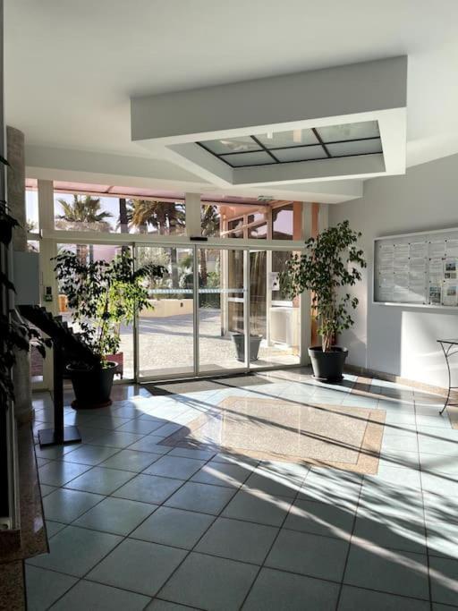 Appartement Vue Mer, 5Min A Pied De La Plage, Parking Prive Vallauris Exterior photo